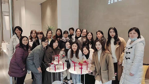 巧手做烘焙，，，，，，，甜蜜好时光——地产集团工会举行妇女节主题烘焙活动