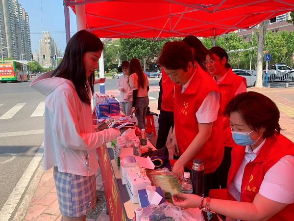 助力学子圆梦，，，，，践行国企继续  安徽威客电竞地产集团组织爱心助考公益活动